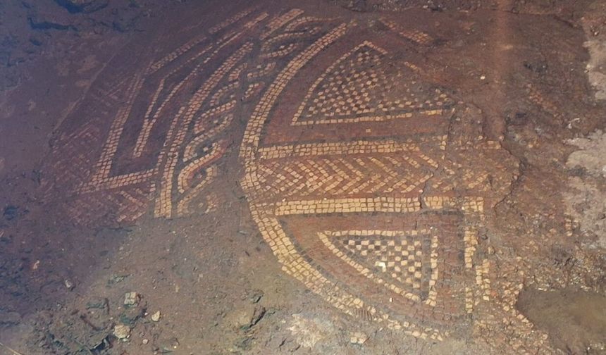 Mardin'de 1500 yıllık mozaik ele geçirildi