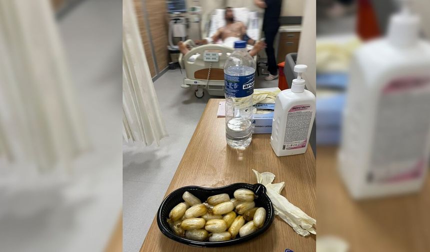 Vücudundan 62 parça uyuşturucu çıktı