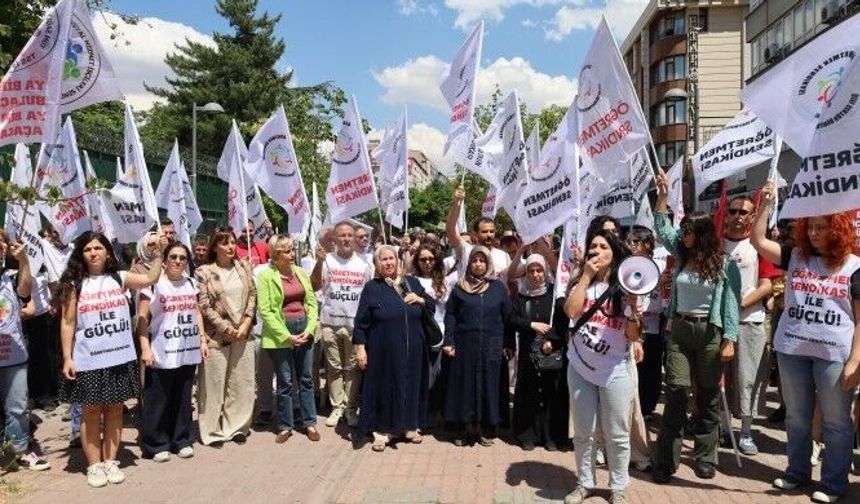 Mülakat mağduru öğretmenlerden Meclis’e tepki