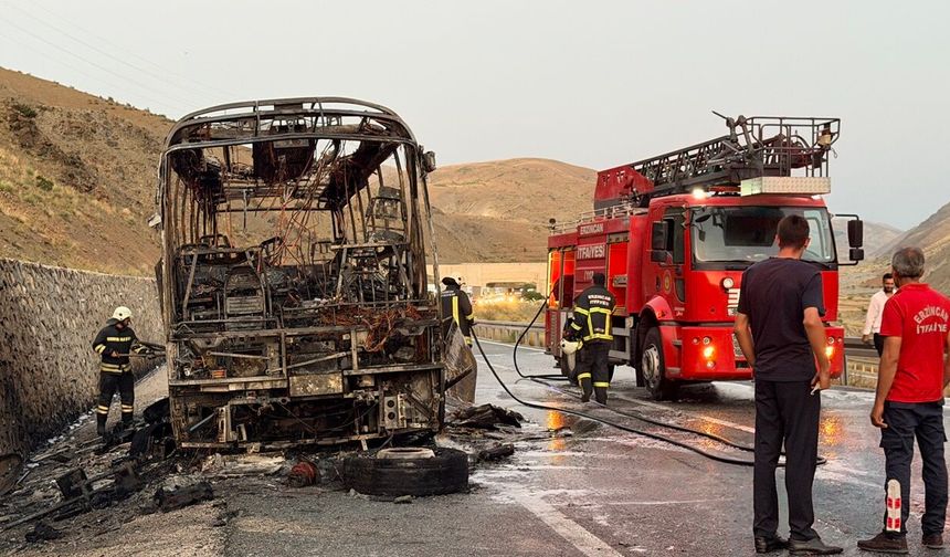 Yolcu otobüsü alevlere teslim oldu