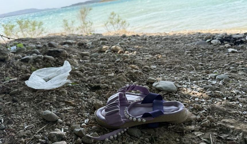 Çocuğunun terliğini almak isterken suya düşerek hayatını kaybetti