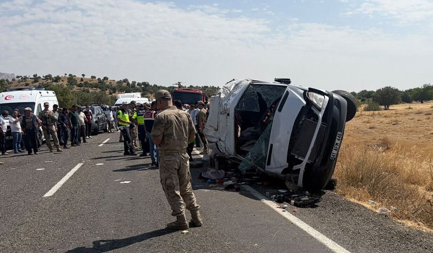 Diyarbakır'da minibüs devrildi: 2 kişi öldü, 12 kişi yaralandı