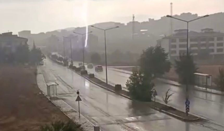 Elazığ’da yıldırım düşme anı
