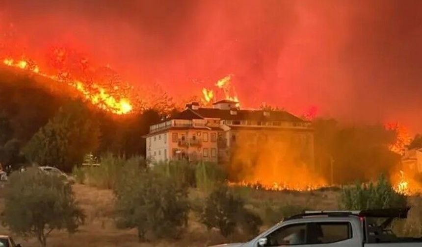 Fethiye'deki yangın evlere sıçradı, tahliyeler sürüyor