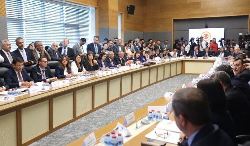 MHP'li Feti Yıldız Öcalan'ın çağrısını okudu