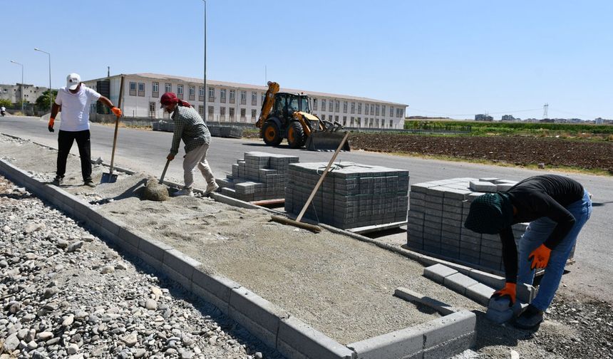 Güneydoğu'da bunaltıcı sıcaklarda çalışanlar zorlu mesai yapıyor