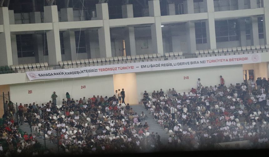 Amedspor maçında stada 'Süreç' pankartı asıldı