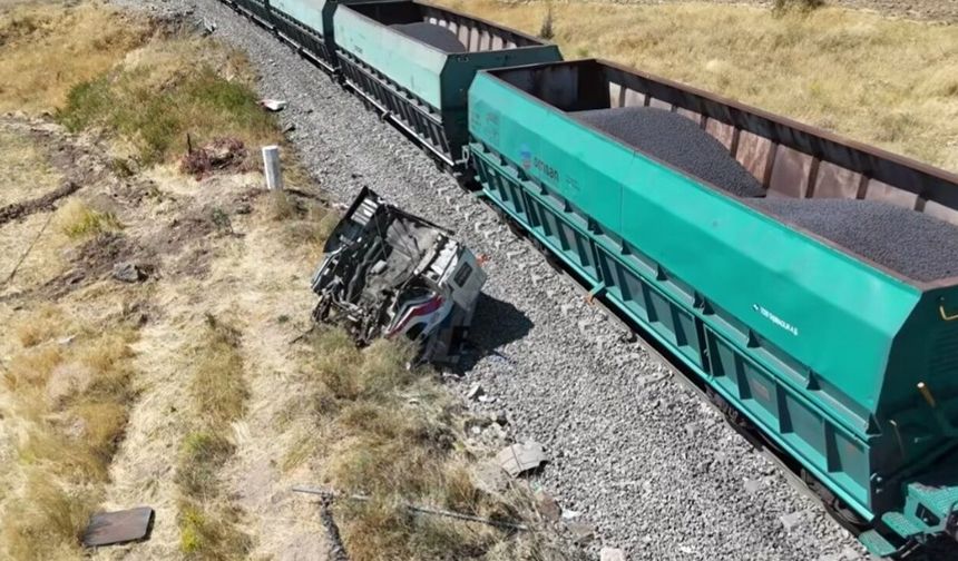 Yük treni kamyona çarptı: 1 yaralı