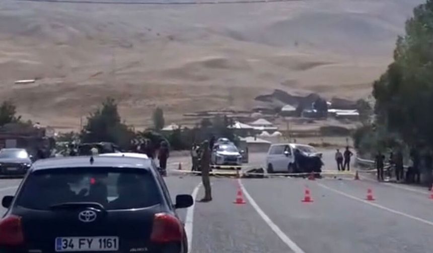 Muradiye’de feci kaza: İki araç çarpıştı, 2 kişi yaşamını yitirdi