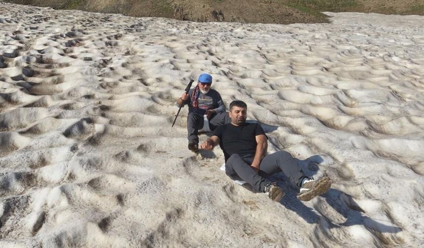 Muş’un Kurtik Dağı’nda yaz mevsiminde kar manzarası