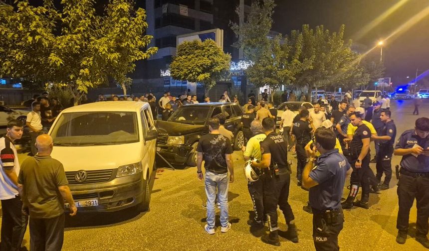 "Dur" ihtarına uymadı, 3 araca çarptı
