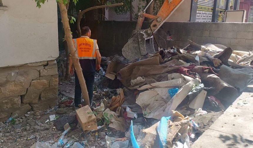 Evden 2 kamyon çöp çıktı