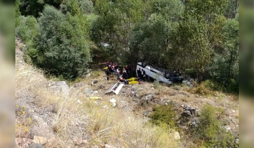 Sivas'ta trafik kazası: 3 kişi hayatını kaybetti