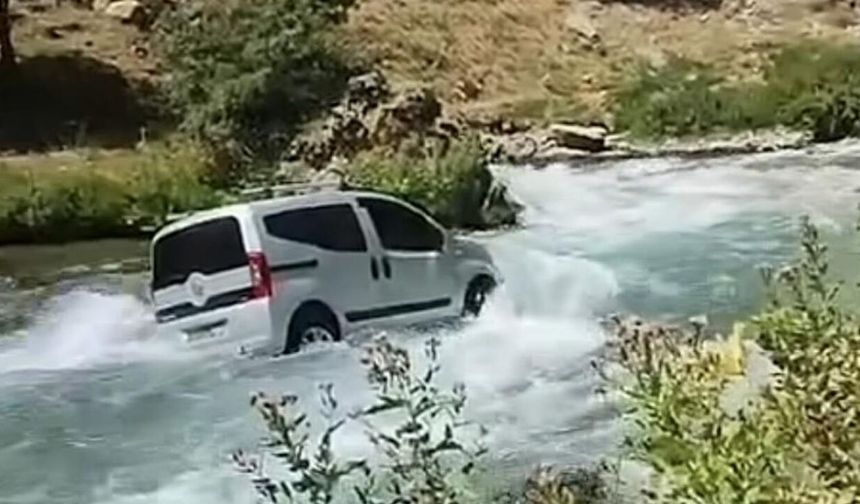 El freni çekilmeyen kamyonet Çay’a uçtu