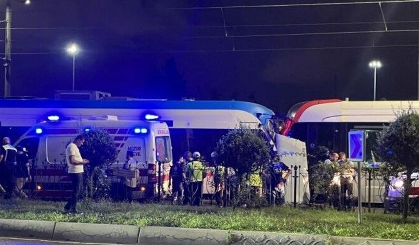 Tramvaylar çarpıştı: 9 yaralı