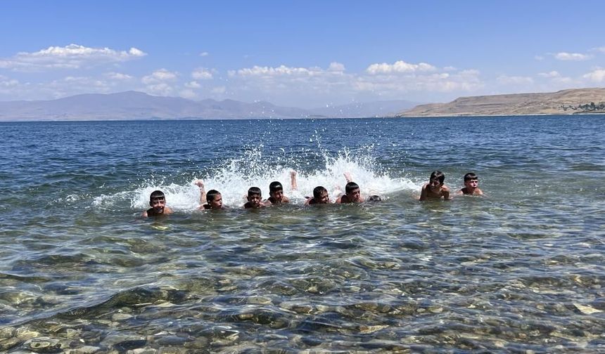 Bir Van Gölü klasiği: 'Sarı saçlarını deli gönlüme'