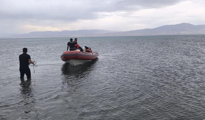 Van Gölü’nde facianın eşiğinden dönüldü: 3 kişi kurtarıldı