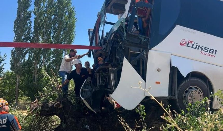 Diyarbakır'da yolcu otobüsü kaza yaptı