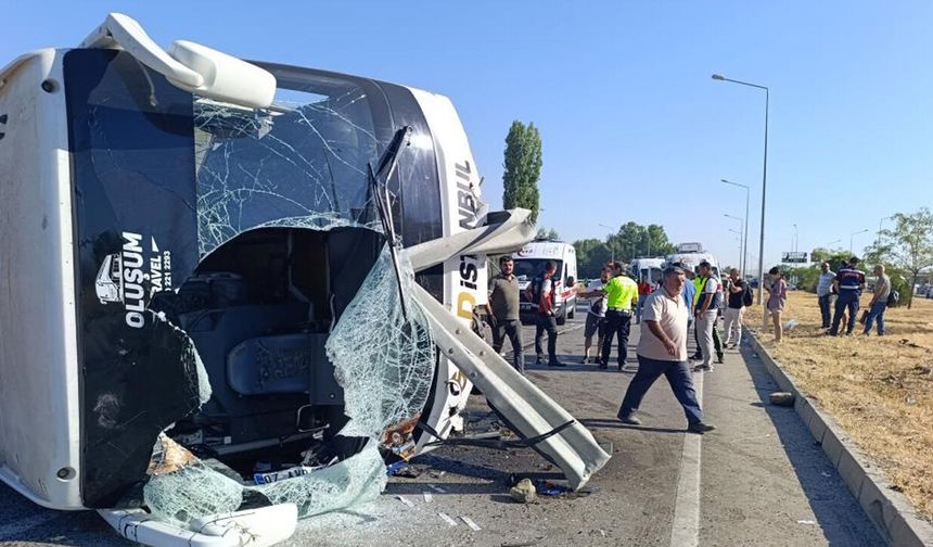 Yolcu otobüsü devrildi: 22 yaralı