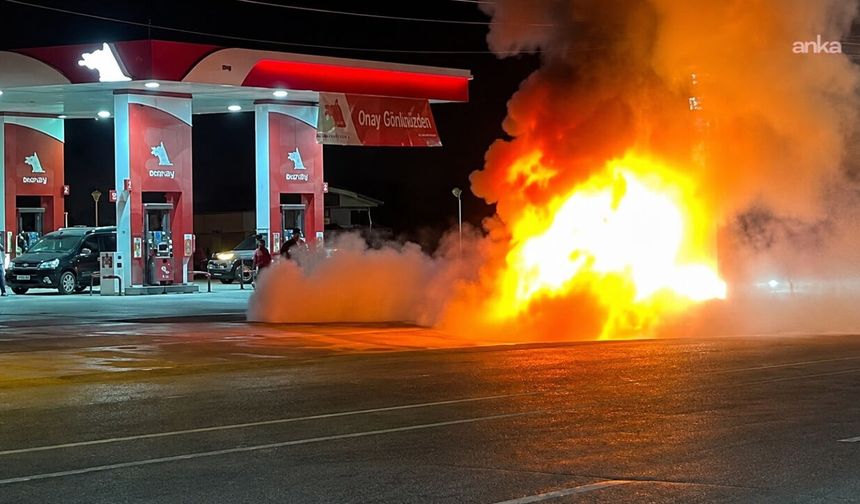 Yüksekova’da otomobil alev aldı: Baba ve iki oğlu yaralandı