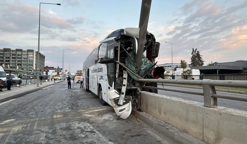 Yolcu otobüsü alt geçit duvarına çarptı: 11 yaralı
