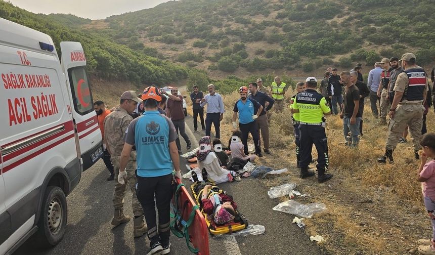 Şarampole yuvarlanan minibüste 10 yaralı