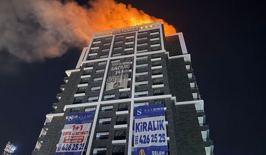 Binanın çatısında yangın: İtfaiyenin müdahalesi sürüyor