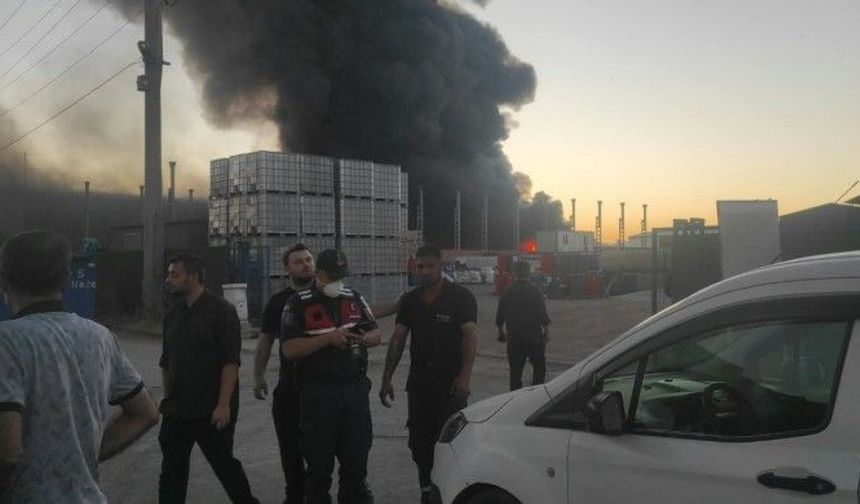 Fabrika yangınına müdahale sürüyor