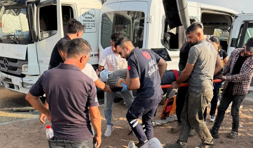 Buğday yüklü kamyon ile minibüs çarpıştı: 6 yaralı