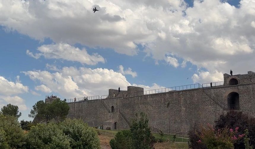 Diyarbakır'da tarihi mekanların üzerinde prova uçuşu