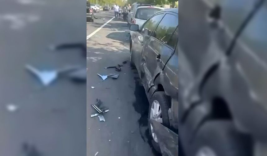 Diyarbakır'da seyir halindeki otomobil park halindeki 4 araca çarptı