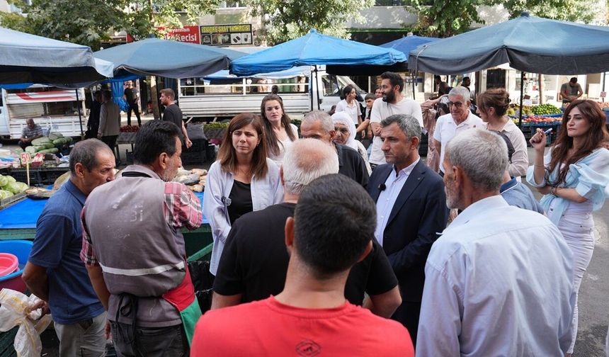 Diyarbakır Büyükşehir Eşbaşkanları Bağlar’daki semt pazarında