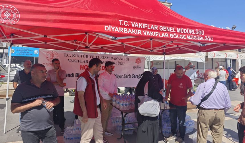 Diyarbakır'da "1001 Hayır Hizmeti" kapsamında yurttaşlara reyhan şerbeti ikram edildi