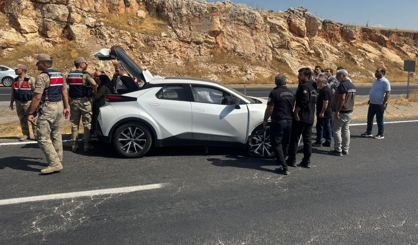 Ergani’de otomobil traktörle çarpıştı: 4 yaralı