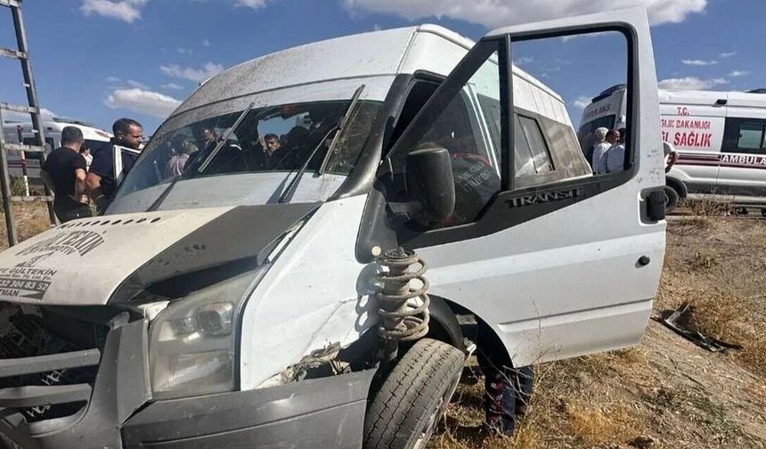 Hakkari'de servis minibüsü yoldan çıktı: 6 yaralı