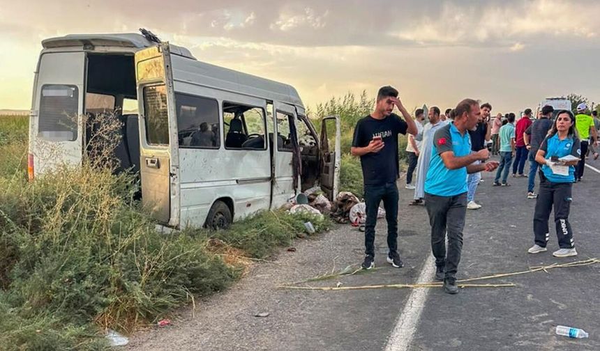 Şanlıurfa'da işçi servisi tahliye kanalına devrildi: 15 yaralı
