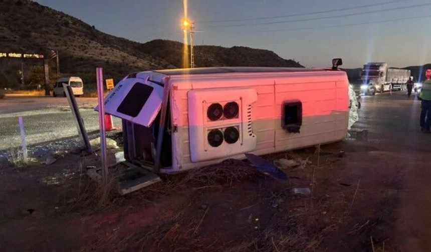 Servis ile otomobil çarpıştı: 14 yaralı