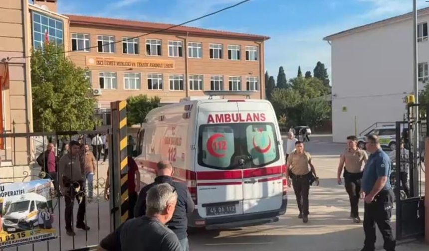 Manisa'da okul önünde silahlı saldırı: Yaralı öğrenciler var