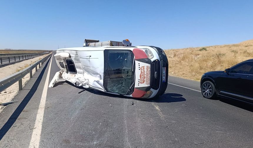 Mardin'de minibüs devrildi, 13 öğrenci yaralandı