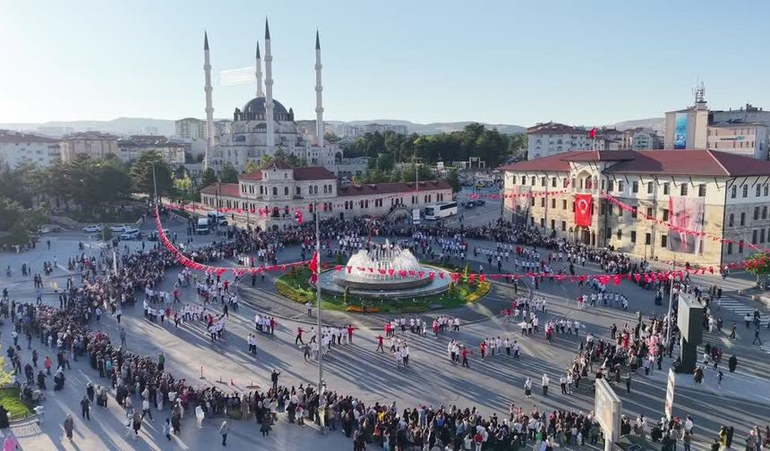 Sivas'ta 1058 kişilik halay