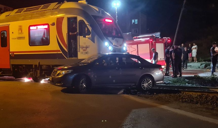 Yolcu treni otomobille çarpıştı: 5 yaralı