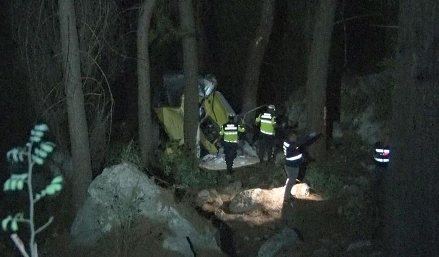 Antalya'da araç 50 metrelik uçuruma yuvarlandı: 2 ölü, 4 yaralı