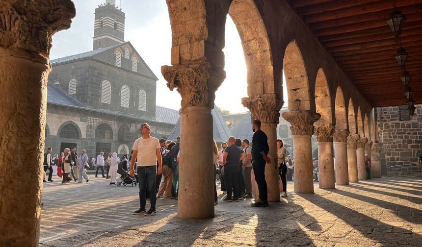 Diyarbakır’daki Tarihi Ulu Cami Ziyaretçi Akınına Uğruyor
