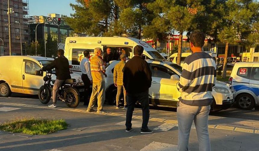 Diyarbakır’da kaza sonrası taraflar birbirine girerek caddeyi ringe çevirdi