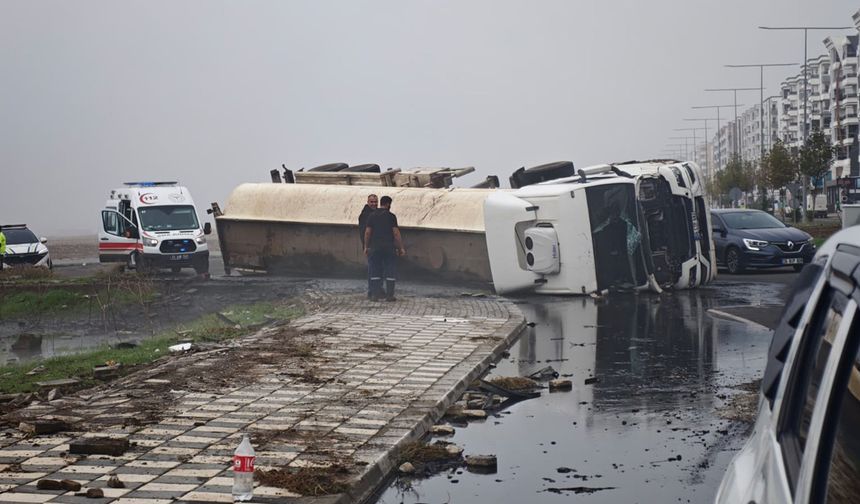 Diyarbakır’da tanker faciası! Cadde petrole bulandı