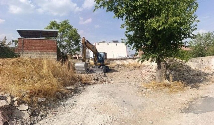 Diyarbakır’ın Ergani Belediyesi, 27 metruk binayı yıktı