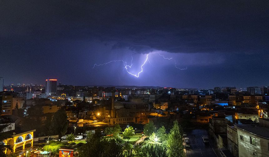 Şanlıurfa’da şimşeklerin dansı