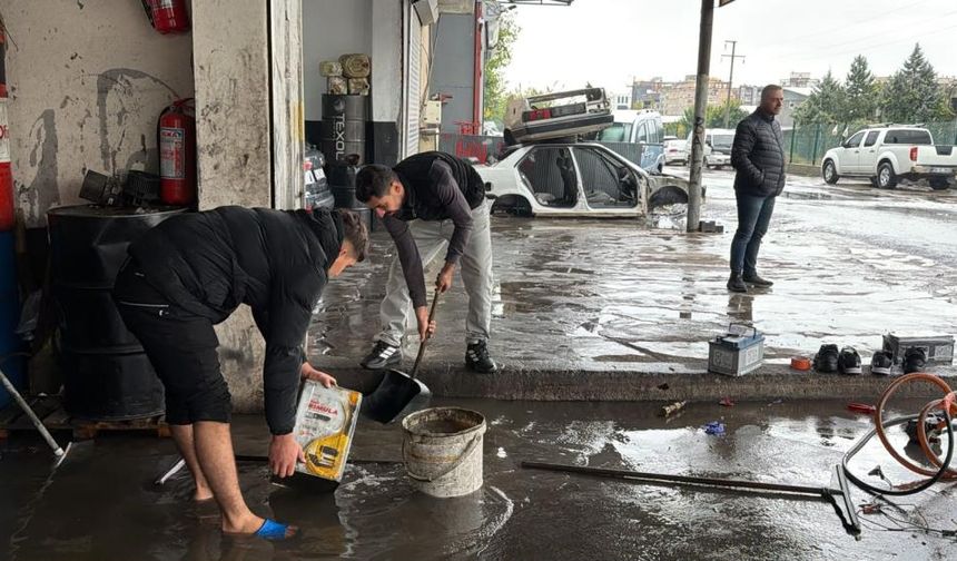 Diyarbakır'da sağanak yağışla iş yerleri sular altında kaldı