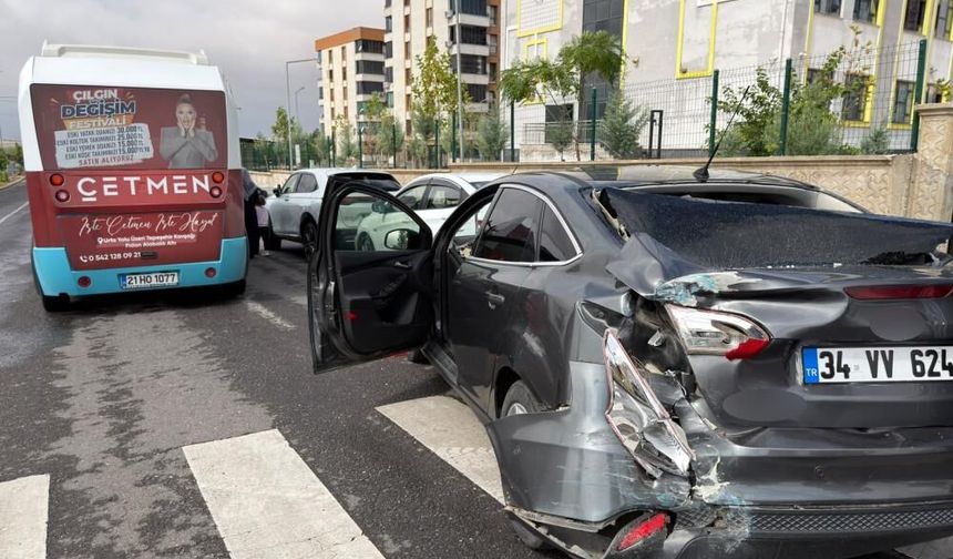 Diyarbakır'da halk otobüsü ile otomobil çarpıştı