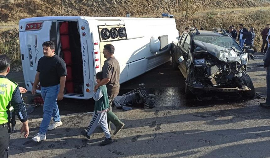 Bingöl'de minibüs ile pikap çarpıştı: 12 kişi yaralandı
